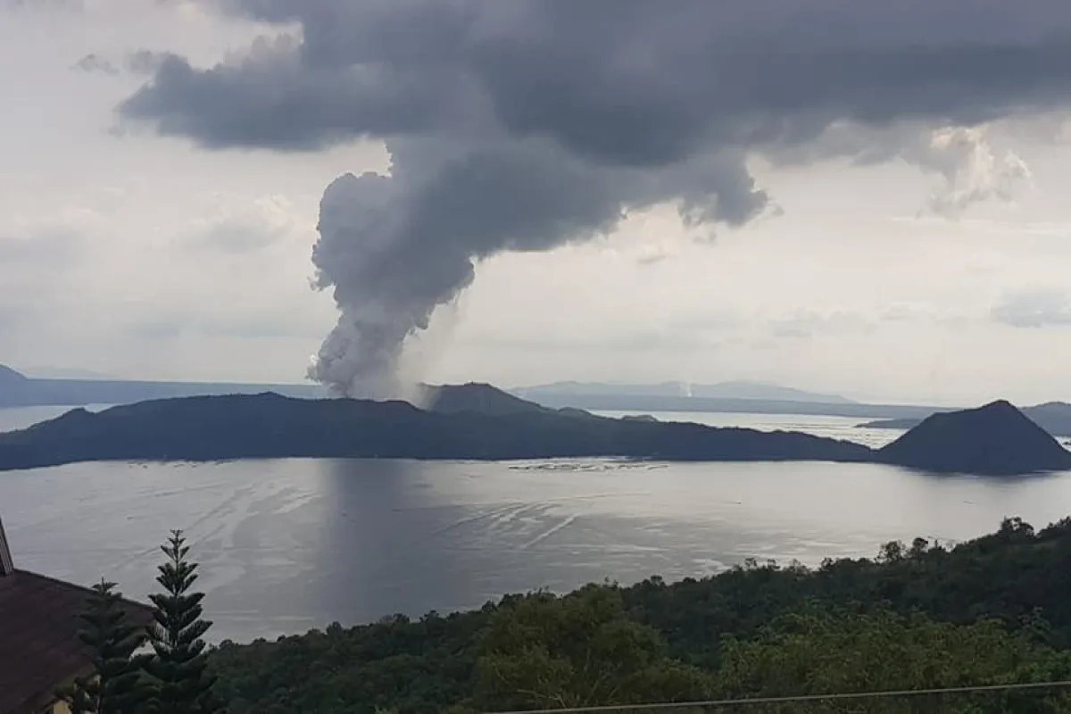 Tro bụi núi lửa lan rộng, Philippines ra cảnh báo sức khỏe
