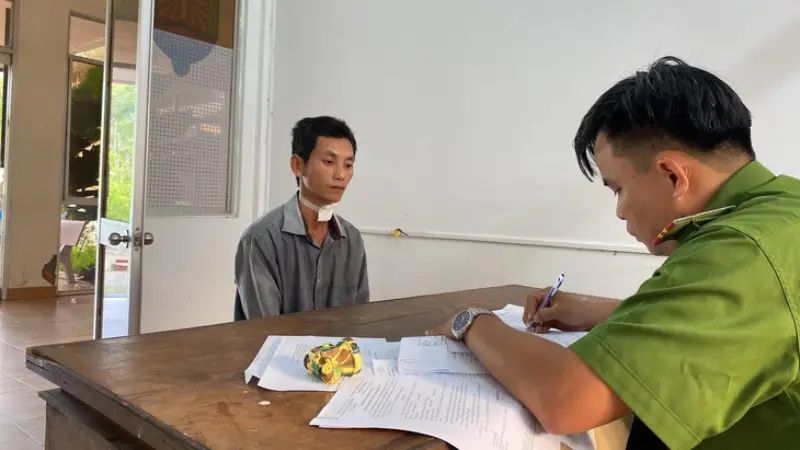 Khởi tố người chồng cắt cổ vợ vì không chịu về nhà”