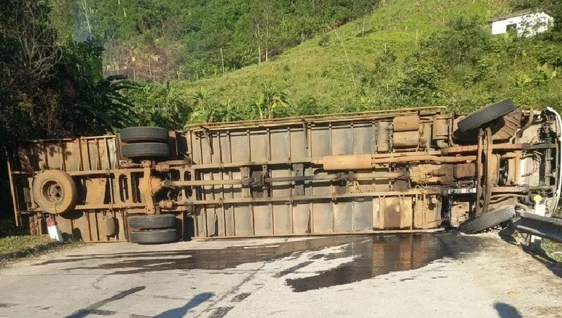 Quảng Nam: Lật xe tải, 3 người thương vong