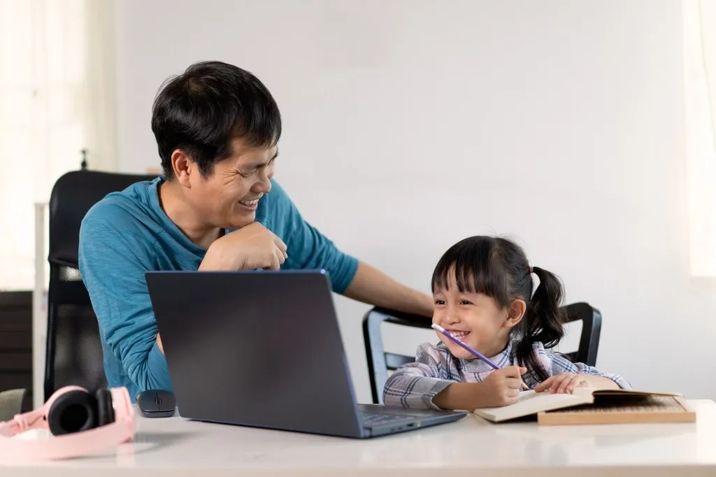 Trẻ học tốt hơn ở trường nếu được thường xuyên chơi với bố
