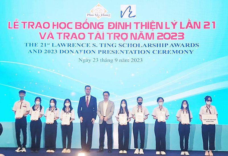 Gần 8 tỷ đồng học bổng được trao cho học sinh, sinh viên