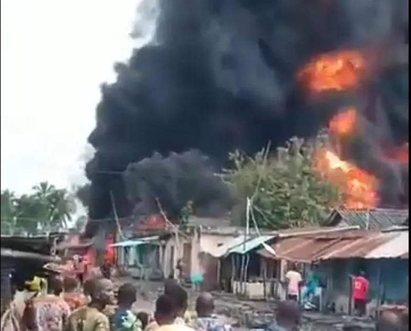 Cháy kho xăng dầu lậu ở Benin, ít nhất 35 người chết