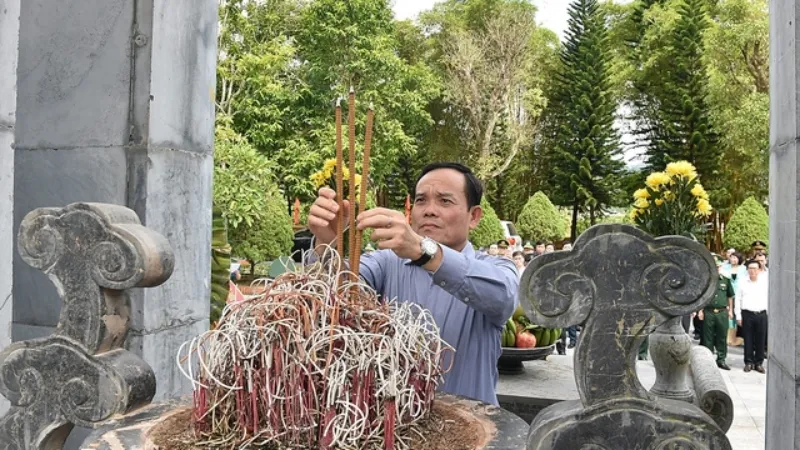 Phó Thủ tướng Trần Lưu Quang dâng hương tại Khu di tích Pò Hèn