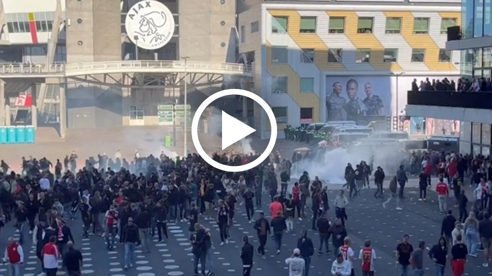 VIDEO: CĐV Ajax mất kiểm soát đập phá sân vận động, đội đặc nhiệm chống khủng bố vào cuộc