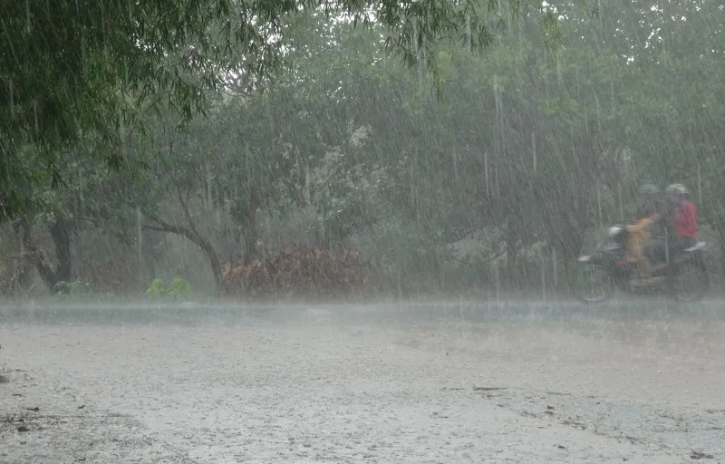 Hôm nay, mưa lớn khắp ba miền, cảnh báo ngập lụt