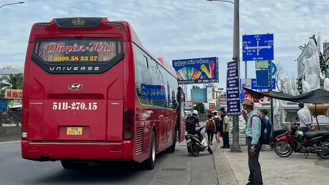 TPHCM: Gọi đường dây nóng 1022 để phản ánh xe dù, bến cóc