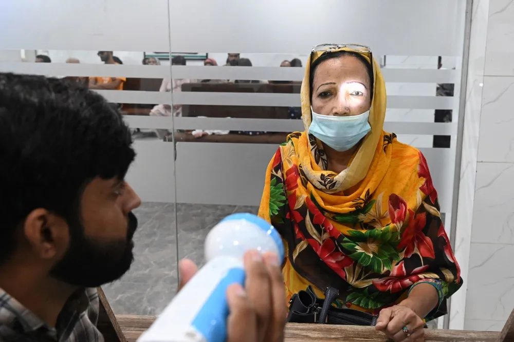 56.000 trường học ở Pakistan đóng cửa vì dịch đau mắt đỏ