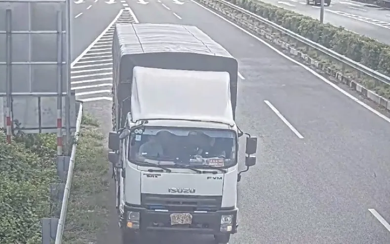 Xử lý tài xế cố ý dùng “giẻ” che biển số để đi lùi trên cao tốc