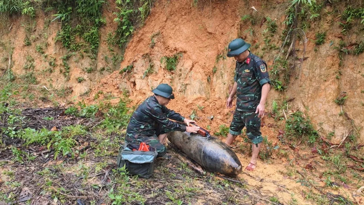 Nghệ An hủy nổ thành công quả bom 340 kg nổi lên mặt đất sau mưa lũ