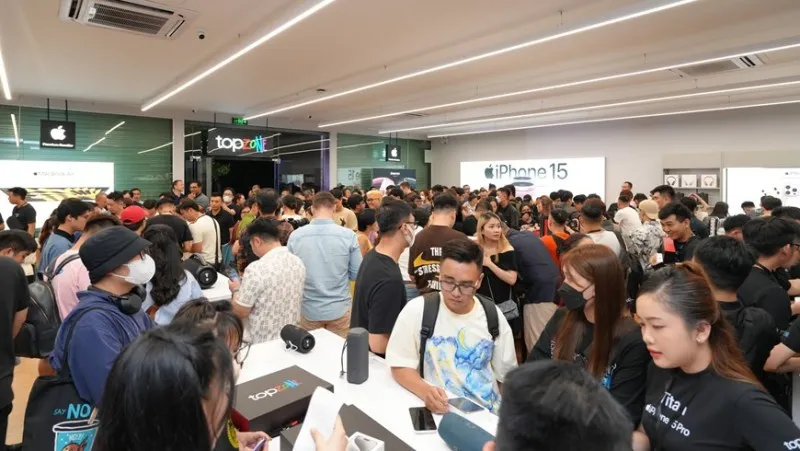 Khách hàng Việt xếp hàng từ nửa đêm mua iPhone 15 series