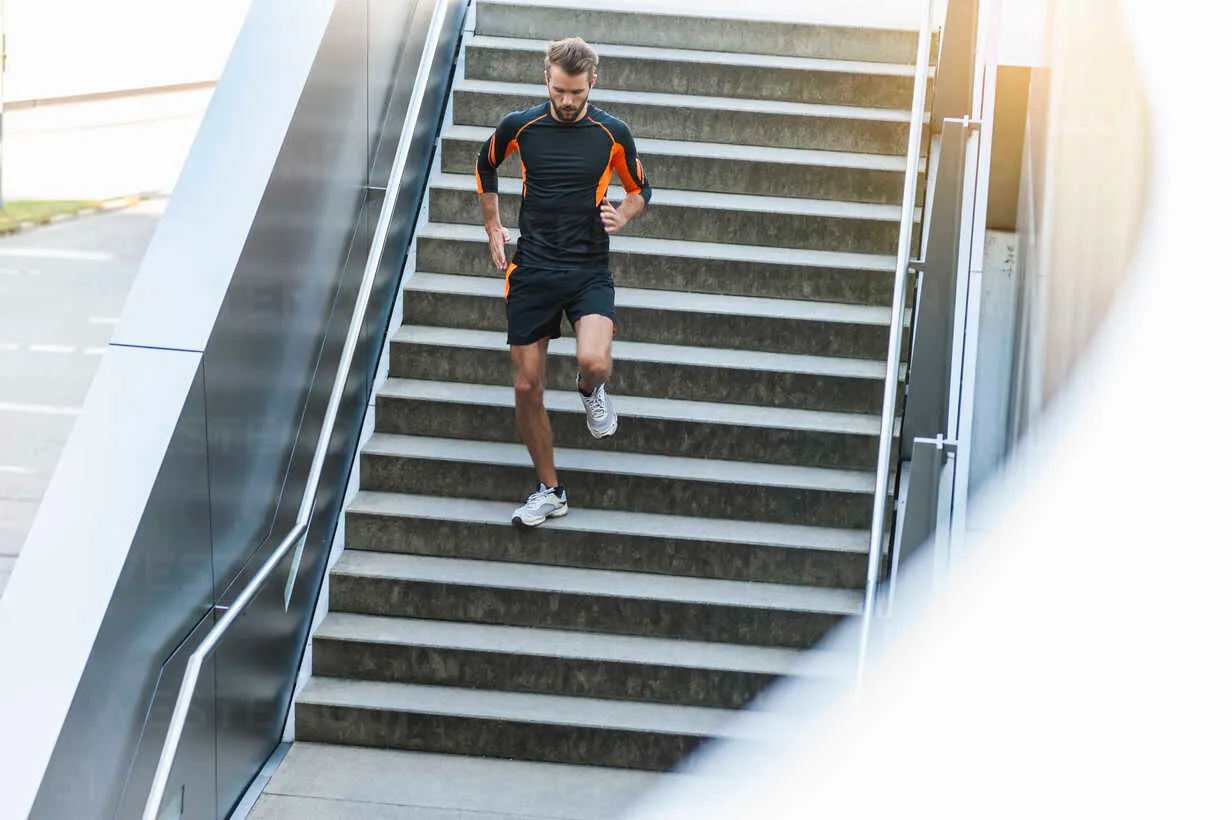 Đi bộ xuống cầu thang cũng là bài tập tốt cho sức khỏe