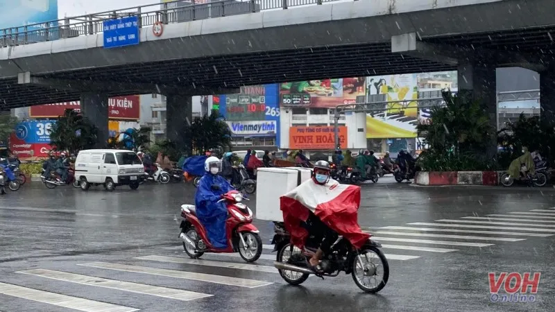 Cảnh báo dông lốc, mưa đá và mưa lớn trên cả nước