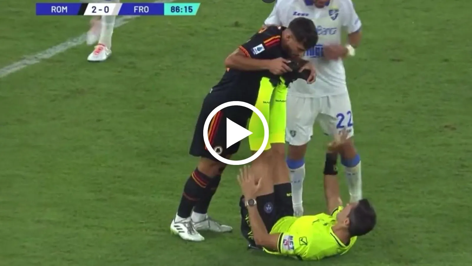 VIDEO: Học trò Mourinho tông từ phía sau, khiến trọng tài bị chuột rút