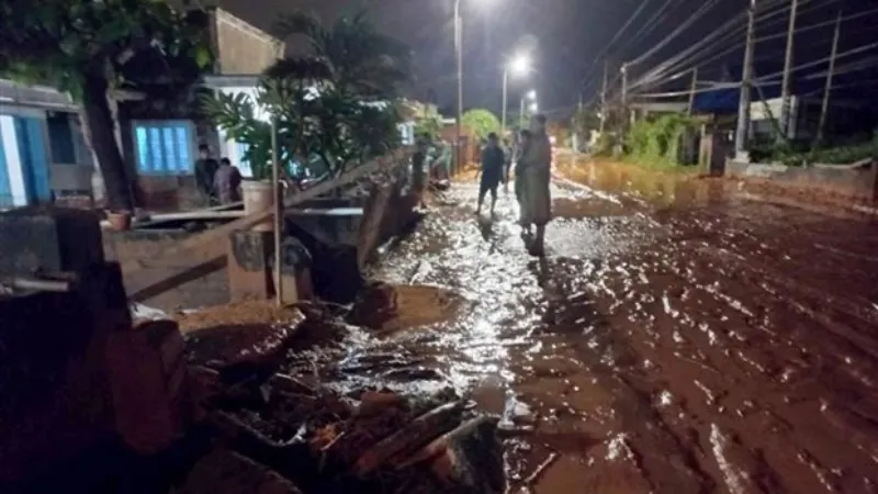 Bình Thuận: Mưa lớn làm tràn cát đỏ gây ngập nhà, chia cắt đường