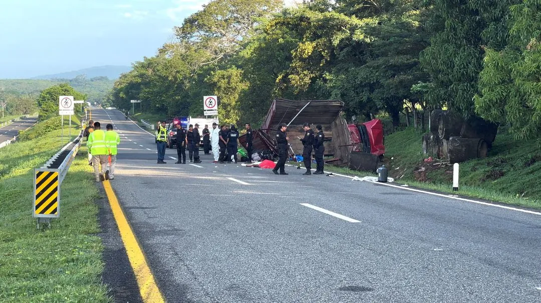 Lật xe tải chở người di cư ở Mexico, ít nhất 10 người thiệt mạng