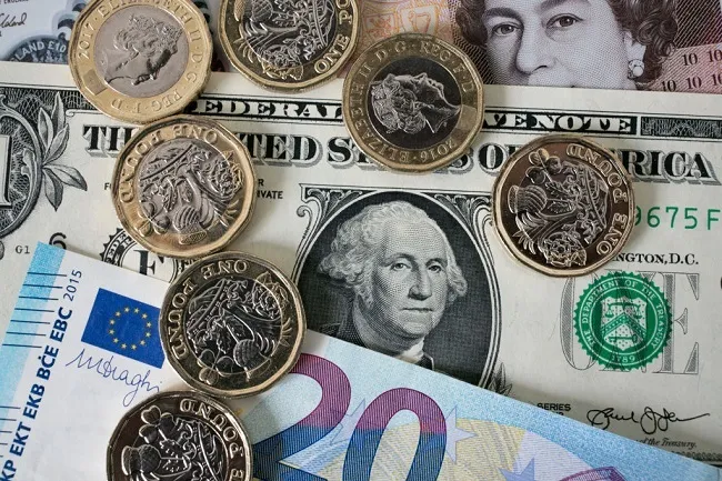 Tỷ giá ngoại tệ hôm nay 3/10: USD giữ đà tăng, euro và bảng Anh giảm mạnh