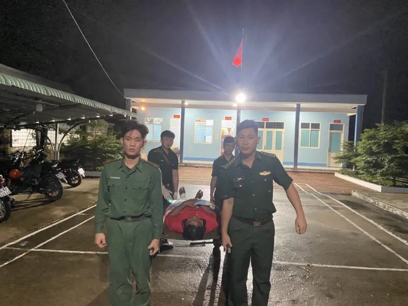Bộ đội Biên phòng cứu 15 ngư dân tàu cá Kiên Giang gặp nạn trên biển