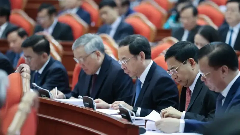 Ngày làm việc thứ hai: Trung ương Đảng thảo luận thực hiện chế độ tiền lương mới