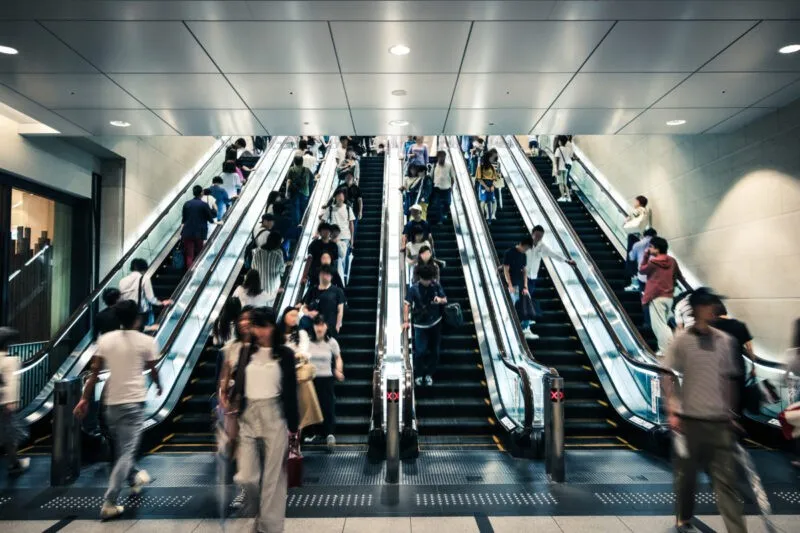 Nhật Bản: Thành phố Nagoya cấm người dân bước đi trên thang cuốn từ ngày 1/10