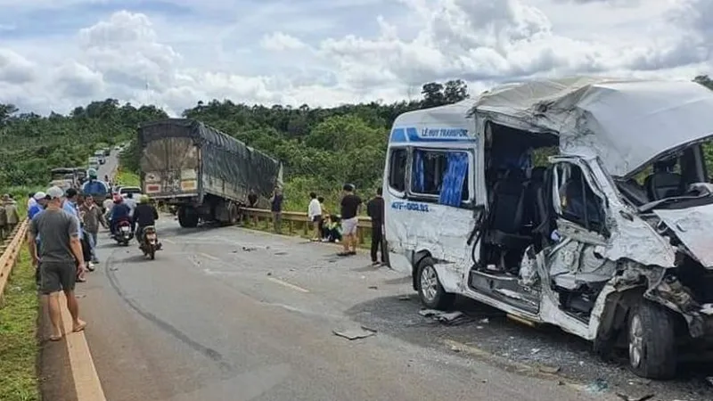 Vụ tai nạn khiến 13 người thương vong: Xe tải lấn làn rồi tông xe khách