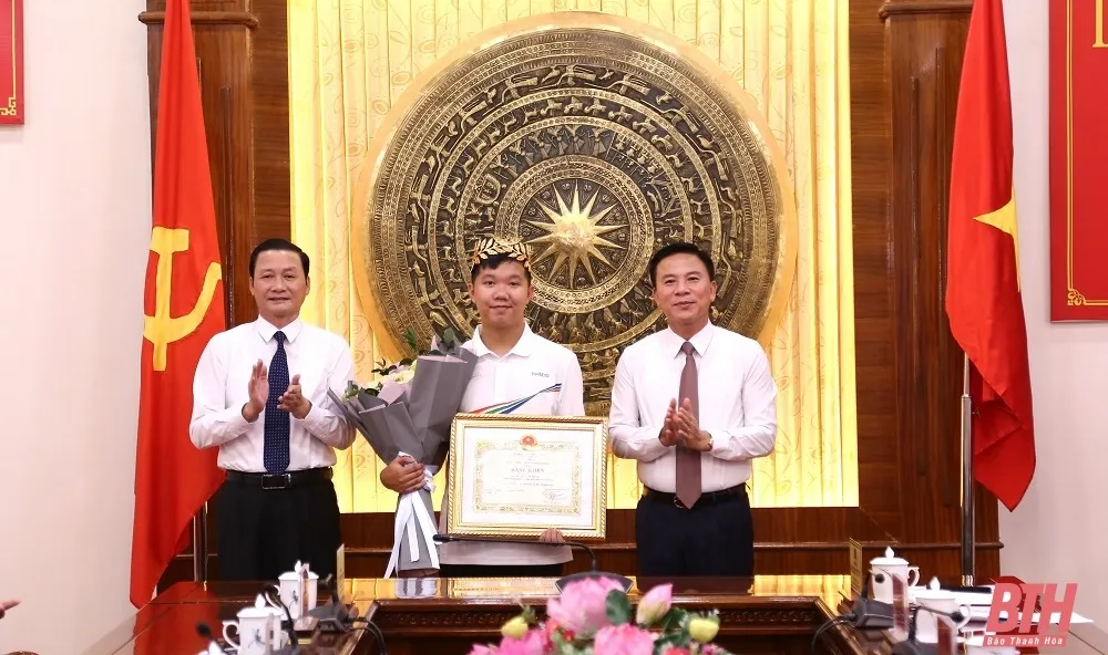 Quán quân Olympia Lê Xuân Mạnh được thưởng thêm 260 triệu