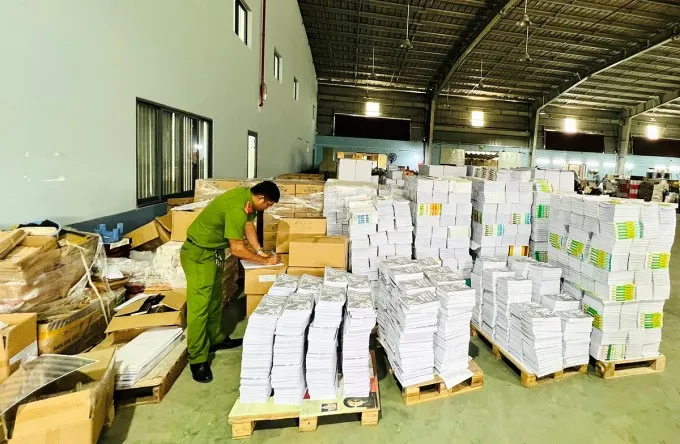 TPHCM: Phát hiện xưởng in tại Củ Chi in lậu hơn 10 tấn sách