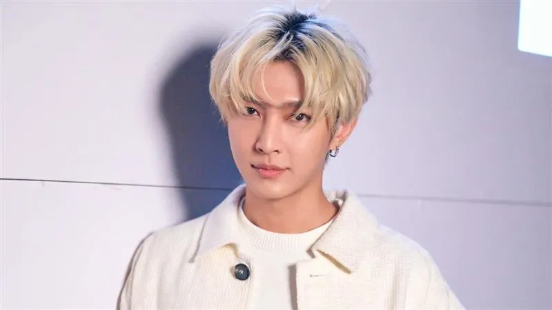 Viêm Á Luân tìm thầy đổi tên sau scandal