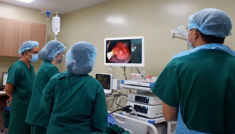Polyp trải dài 20cm ruột bé trai 10 tuổi