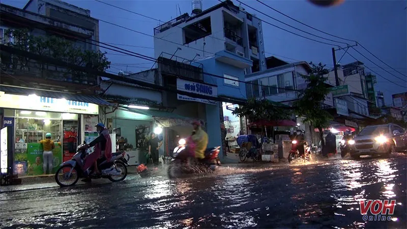 Nhiều tuyến đường ở TPHCM ngập sâu sau cơn mưa