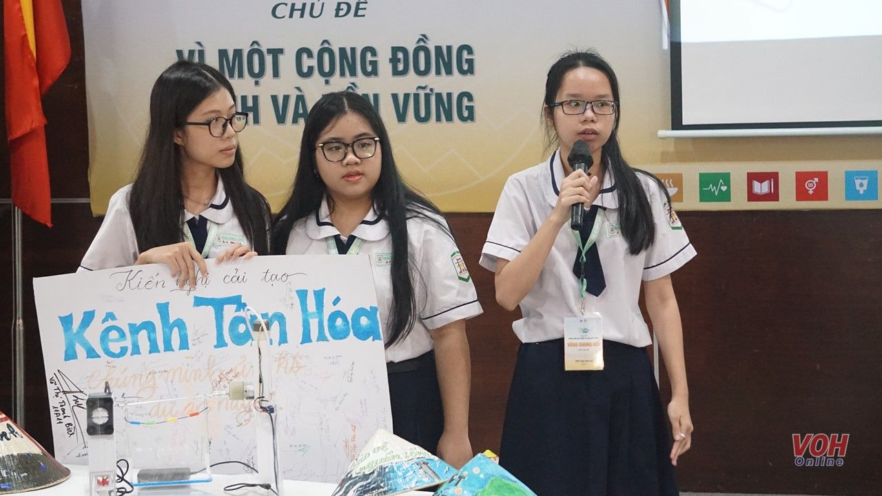 Học sinh thiết kế mô hình tự động thu gom rác trên kênh và chuyển rác lên bờ