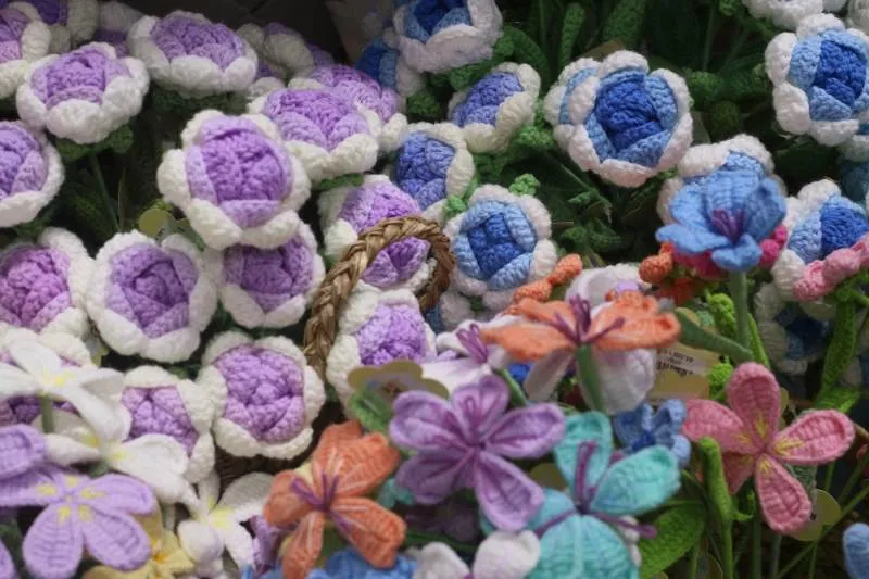 Hoa len handmade hút người trẻ dịp lễ 20/10