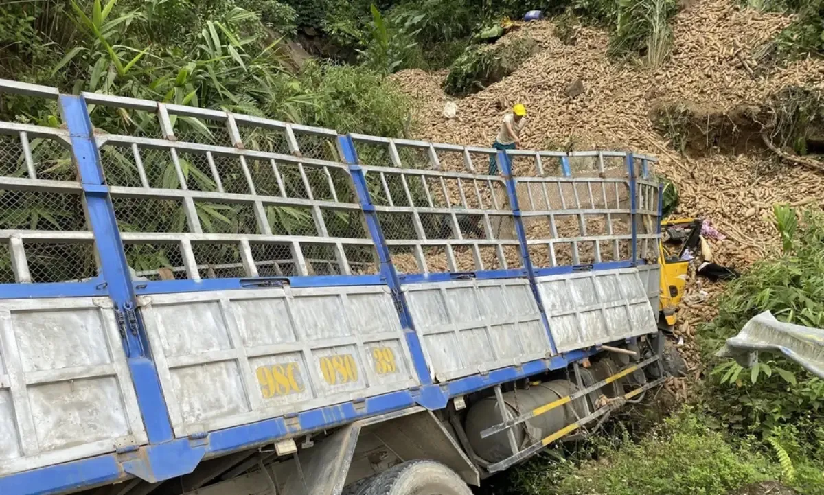 Xe tải đâm vào vách núi, 3 người thương vong