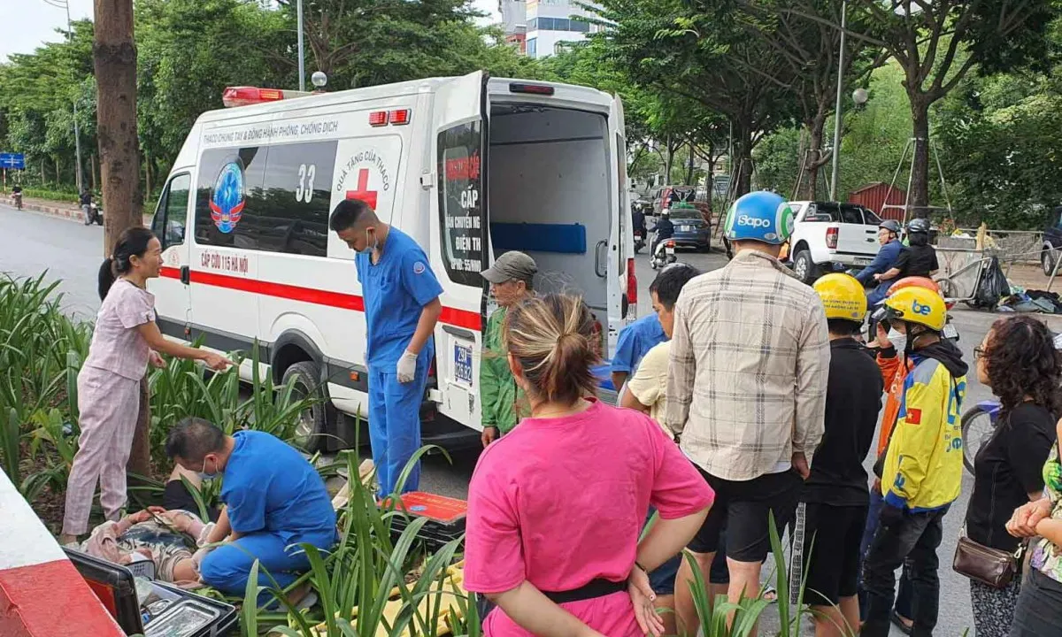 Đi xe máy tốc độ cao va vào thành cầu, nam thanh niên nguy kịch