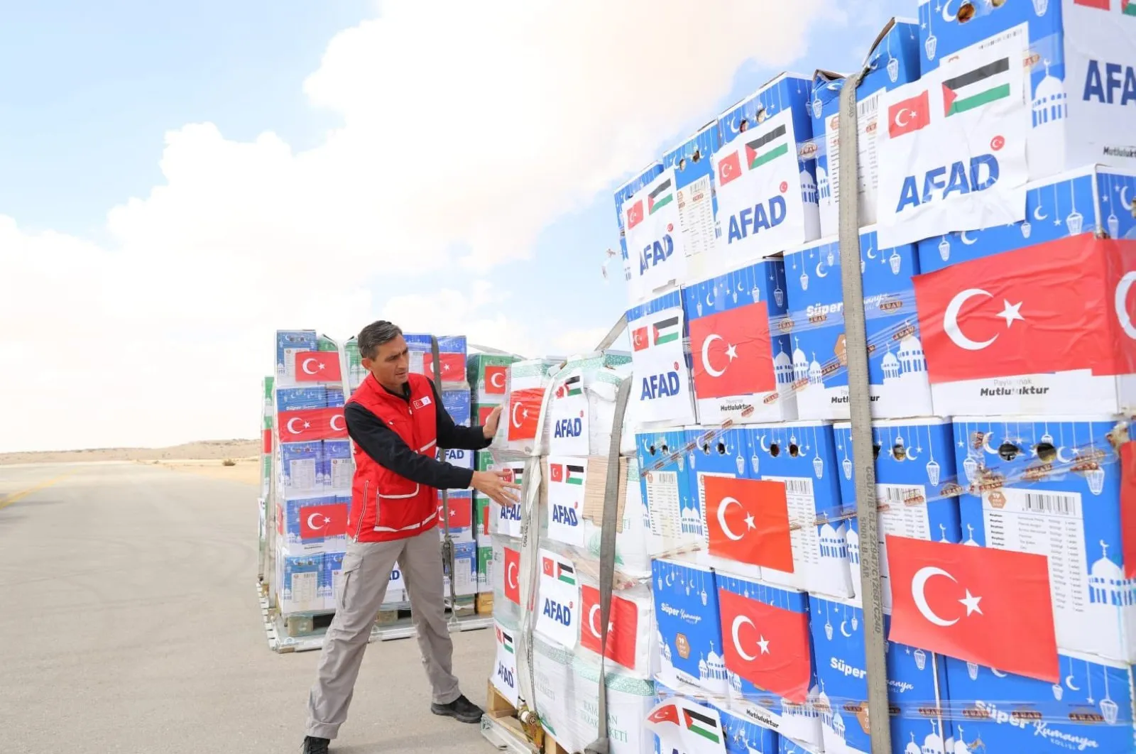 Thổ Nhĩ Kỳ điều máy bay chở hàng viện trợ đến Gaza