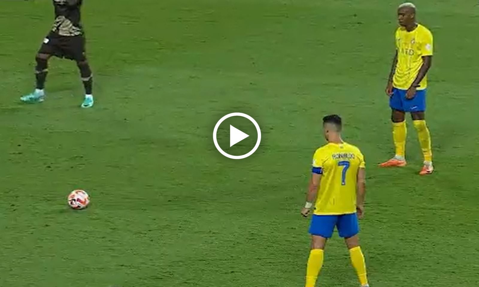 VIDEO: Ronaldo tái hiện siêu phẩm “lá vàng rơi” trước tuyển Tây Ban Nha trong màu áo Al-Nassr