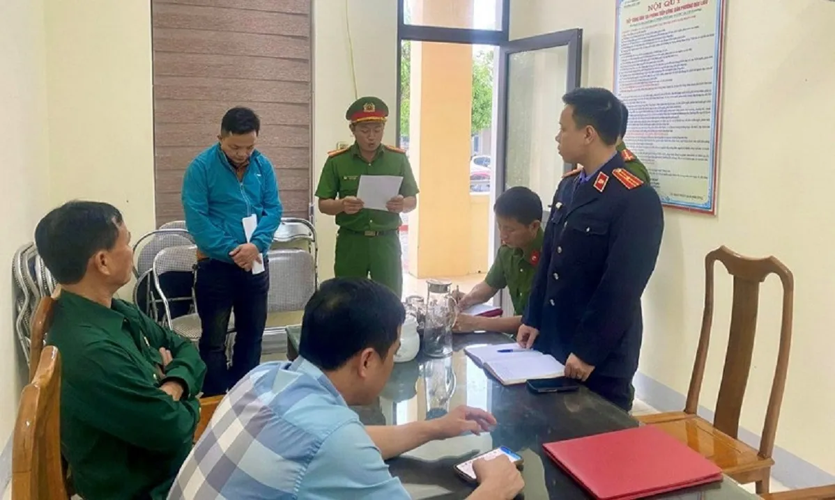 Nhân viên trạm kiểm dịch vòi tiền tài xế