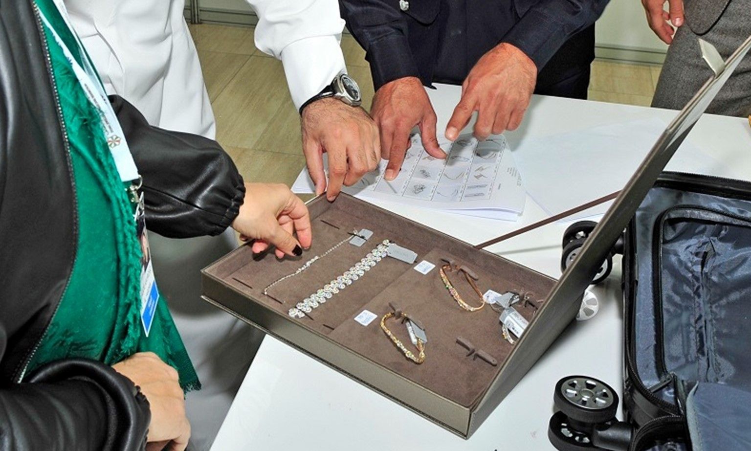 Du khách nhập cảnh Qatar không được mang theo trang sức trị giá trên 824 USD