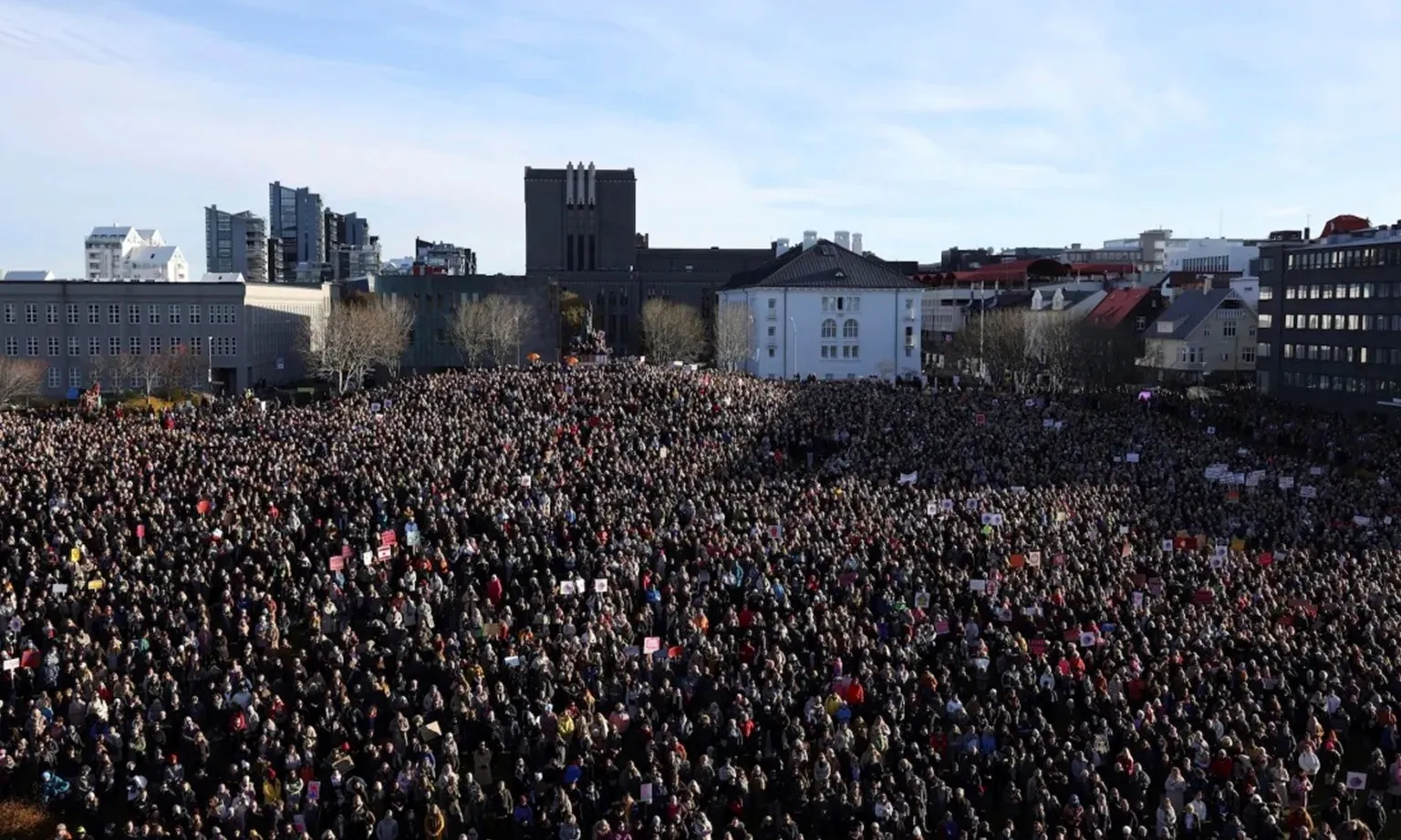 Iceland: Nữ Thủ tướng cùng hàng ngàn phụ nữ đình công vì bất bình đẳng giới