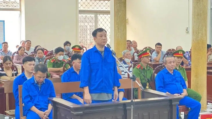 Buôn vàng xuyên biên giới, chủ tiệm vàng cùng 5 đồng phạm lĩnh án 7 – 12 năm tù giam