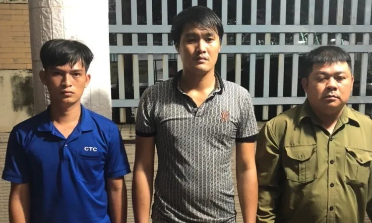 Tạm giữ ba thanh niên trộm cây mai vàng