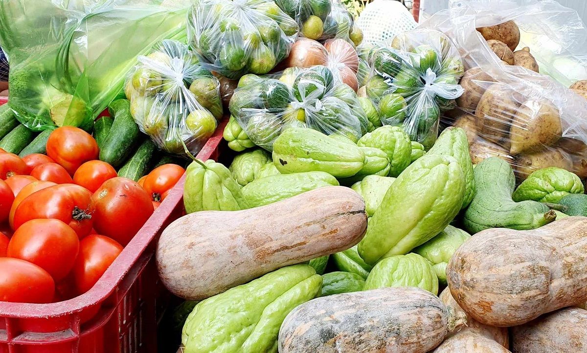 Rau củ tăng giá vì mưa