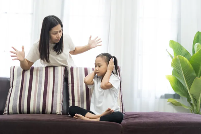 Trẻ hay cáu giận, cha mẹ nên làm gì?