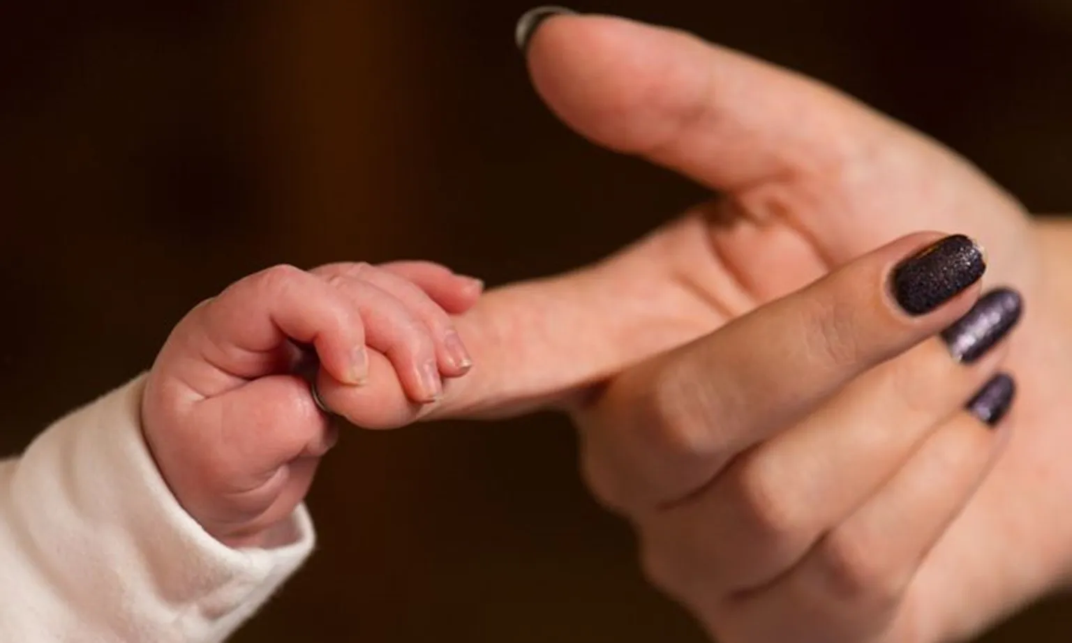 Cảnh báo: Không nên sử dụng dụng cụ hút sữa non để cho trẻ bú