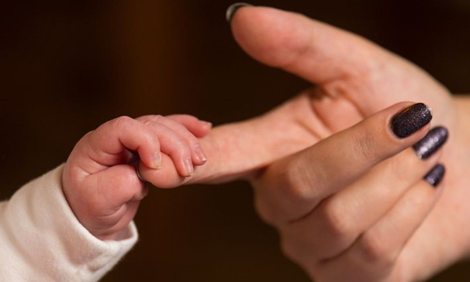 Cảnh báo: Không nên sử dụng dụng cụ hút sữa non để cho trẻ bú