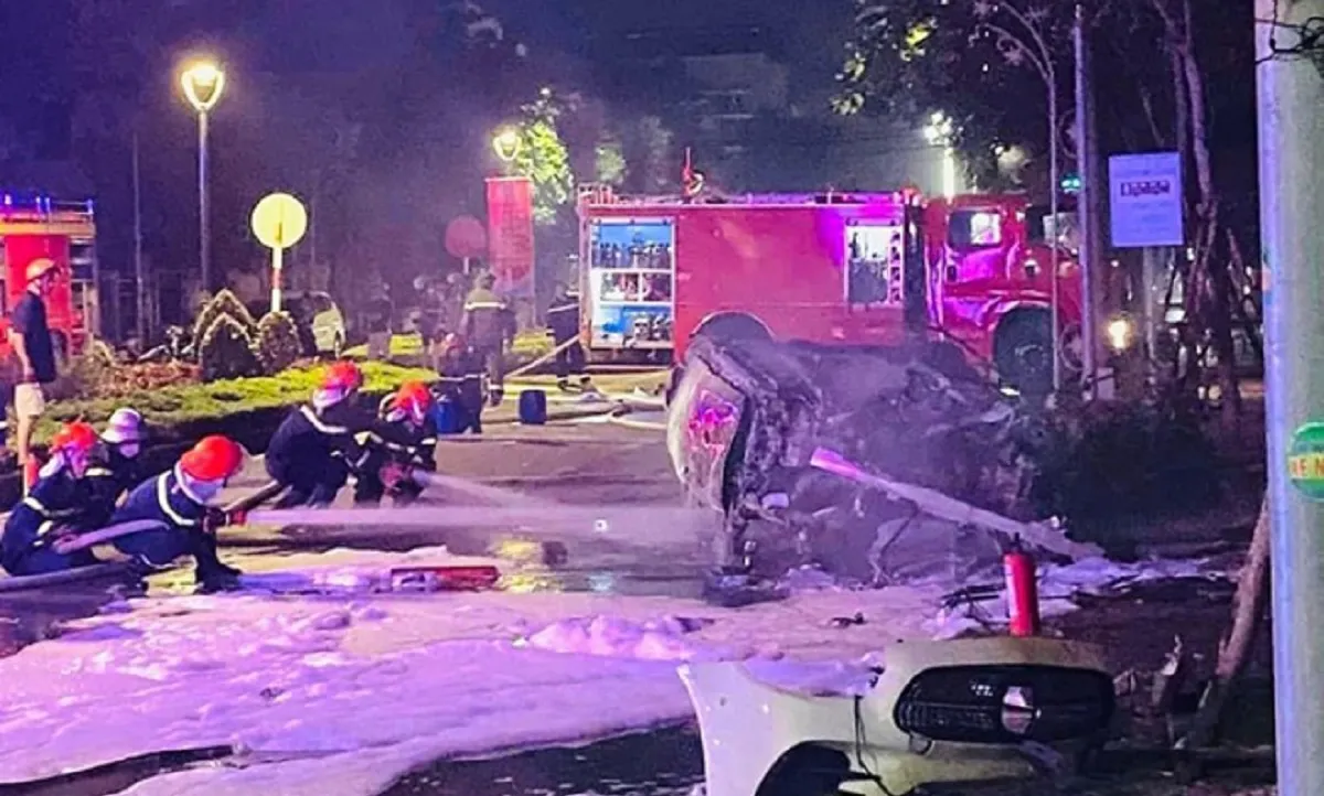 Xe ô tô lao vào bùng binh bốc cháy