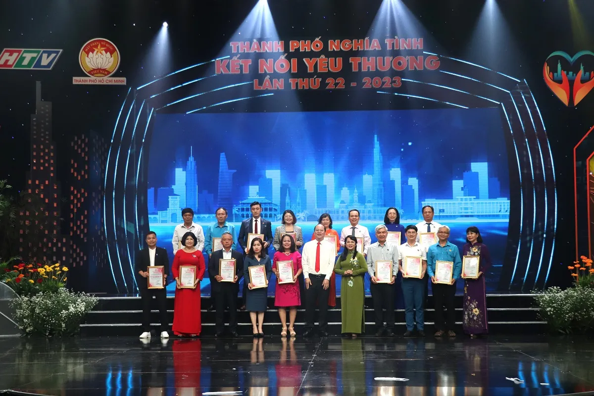 Kết vòng tay lan tỏa hành trình “Thành phố nghĩa tình - Kết nối yêu thương”