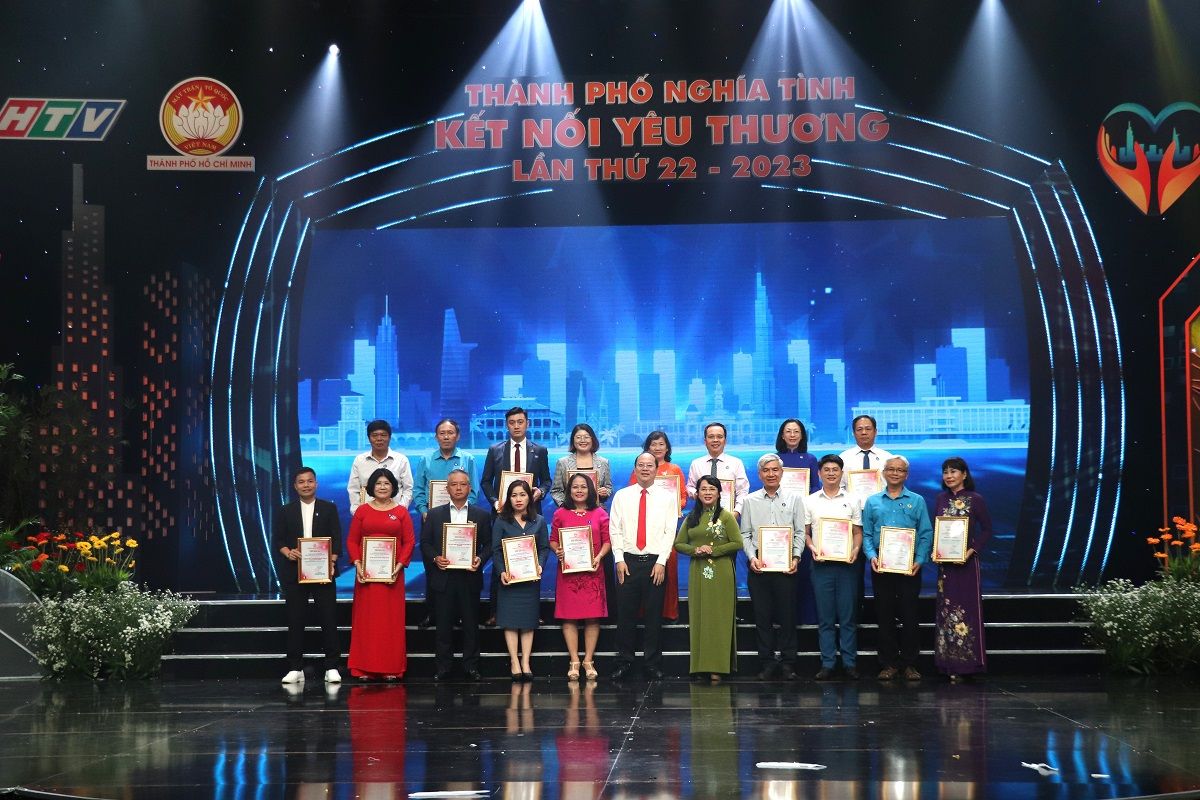 Kết vòng tay lan tỏa hành trình “Thành phố nghĩa tình - Kết nối yêu thương”