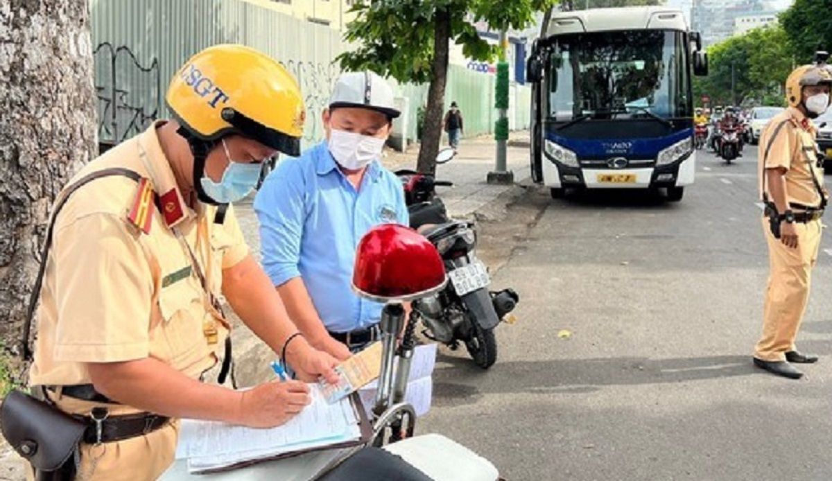 TPHCM: Gần 2.400 trường hợp xe đón trả khách không đúng quy định