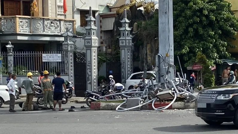 Vụ dàn đèn ở ngã tư Hàng Xanh tuột cáp: Một người bị thương