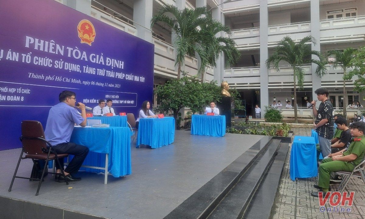 Học sinh hiểu biết pháp luật hơn qua phiên tòa giả định